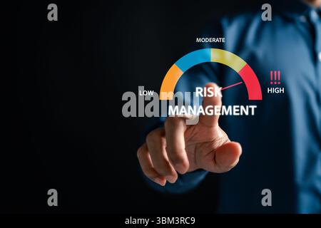 Management bewertet Geschäftsanalysen, strategische Entscheidungen, finanzielle Bewertungen und Überwachung der Systemleistung. Stockfoto