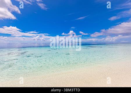 Blick aus der Nähe auf den wunderschönen sonnigen tropischen Strand mit weichem Sand, ruhigem Meer, blauem Himmel und klarem Horizont, entspannende Sommerlandschaft mit friedlichem Urlaub Stockfoto