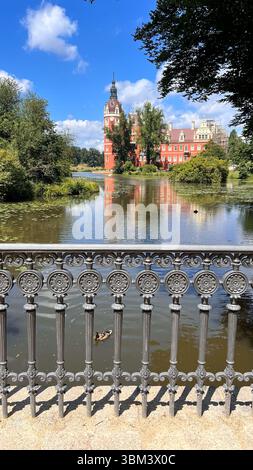 Wunderschöner Blick auf den Park Bad Muskau, der sich im See spiegelt Stockfoto