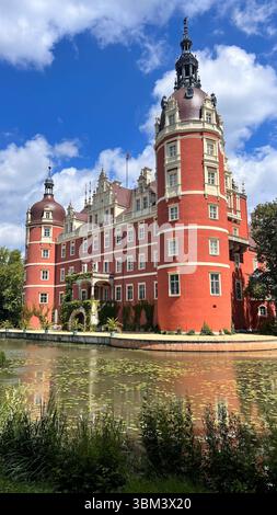 Wunderschöner Blick auf den Park Bad Muskau, der sich im See spiegelt Stockfoto
