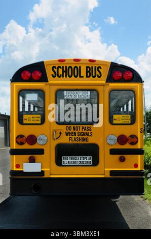 Nahaufnahme eines Schulbusses mit Notausgangstür Stockfoto
