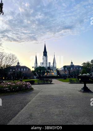 Blick auf die St. Louis Cathedral und den Jackson Square im French Quarter von New Orleans, Louisiana Stockfoto