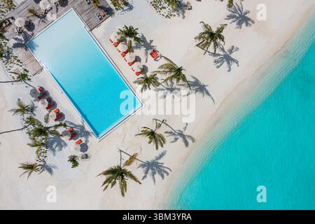 Fantastisches tropisches Resort Reise Hintergrund Luxus Swimmingpools Sonnenschirme Palmen türkisfarbenes Meer Malediven Tahiti Karibik Paradies Sommer Stockfoto