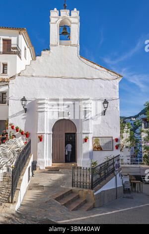 Casares, Malaga, Andalusien, Spanien. Mai 2023. Die San Sebastian Pfarrkirche in Casares. Nur Redaktionelle Verwendung Stockfoto