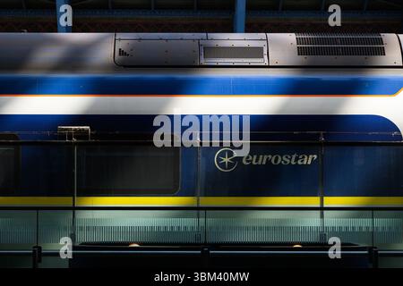 London, Großbritannien - 2. April 2025 Eurostar International Personenverkehrszug mit Markenname in Nahaufnahme Stockfoto