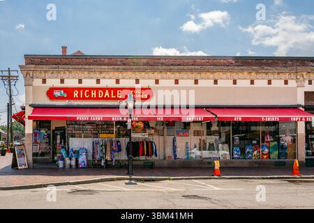 Newburyport, MA, USA-23. Juni 2025: Straßenszene in der historischen Innenstadt mit malerischen Straßen und Backsteingebäuden aus dem 19. Jahrhundert. Stockfoto