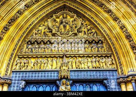 Mary Statue, Westminster Abbey, London, England. Westminster Abbey ist seit dem 11. Jahrhundert die Begräbnisstätte der britischen Monarchen. Stockfoto