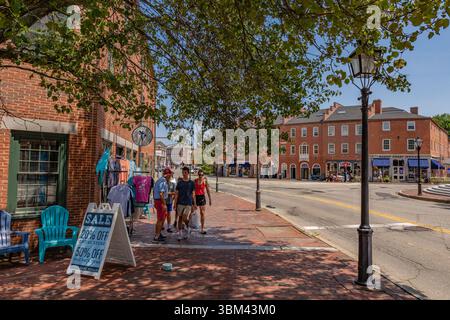 Newburyport, MA, USA-23. Juni 2025: Straßenszene in der historischen Innenstadt mit malerischen Straßen und Backsteingebäuden aus dem 19. Jahrhundert. Stockfoto
