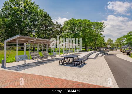 Newburyport, MA, USA-23. Juni 2025: Schaukelsitze in einem öffentlichen Park im historischen Hafenviertel der Innenstadt. Stockfoto