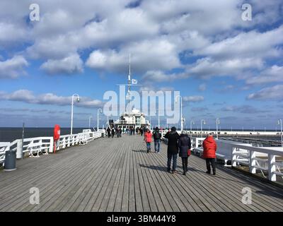 Das Stadtzentrum von Sopot und der Strand auf dem Höhepunkt des Sommers: Die Fußgängerzone Monte Cassino Straße, farbenfrohe Cafés, Europas längster Holzsteg und die lebhafte Atmosphäre Stockfoto