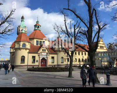 Das Stadtzentrum von Sopot und der Strand auf dem Höhepunkt des Sommers: Die Fußgängerzone Monte Cassino Straße, farbenfrohe Cafés, Europas längster Holzsteg und die lebhafte Atmosphäre Stockfoto