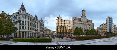 Oviedo, Spanien 26-05-2016 - Eine geschäftige Straße in Oviedo bietet bemerkenswerte Architektur und pulsierendes Stadtleben Stockfoto