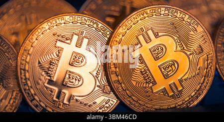 Abstrakte Nahaufnahme von Bitcoin-Goldmünzen, sanfte Lichtreflexionen, Kryptowährungskonzept, digitaler Finanzhintergrund, Finanzinvestitionstechnologie Stockfoto