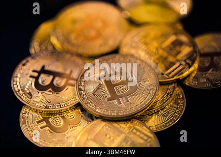 Abstrakte Nahaufnahme von Bitcoin-Goldmünzen, sanfte Lichtreflexionen, Kryptowährungskonzept, digitaler Finanzhintergrund, Finanzinvestitionstechnologie Stockfoto