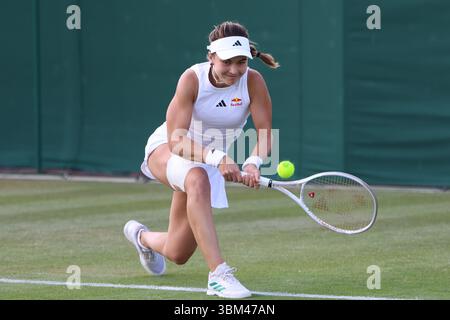 London, Celestynow, Großbritannien. Juni 2025. IVA JOVIC aus den USA während des Spiels gegen L. Klimovicova aus Polen in der Qualifikation der Meisterschaften 2025 im Wimbledon AELTC in London. (Kreditbild: © Marcin Cholewinski/ZUMA Press Wire) NUR REDAKTIONELLE VERWENDUNG! Nicht für kommerzielle ZWECKE! Stockfoto