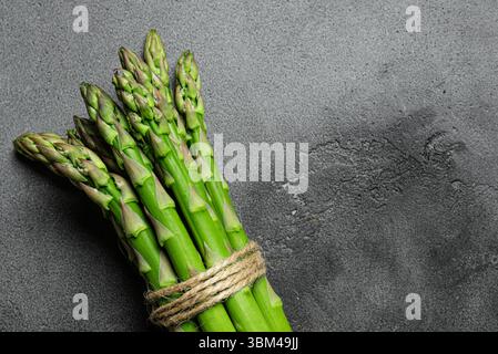 Spargel. Ein Haufen frischer grüner Spargel, fertig zum Kochen. Stockfoto