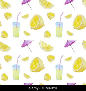 Handgezeichneter Sommerstrand mit Küstenortgegenständen wie Palme, Sonnenschirm, Cocktails, Muscheln, Sonnenbrillen, Hut und Blumen Stockfoto