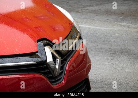 OSTRAVA, TSCHECHIEN - 19. OKTOBER 2023: Frontteil des brandneuen roten Renault Clio Fließheck mit Abzeichen Stockfoto