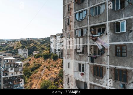 Fotos von alten Wohngebäuden aus Betonplatten aus den 1970er Jahren in Tiflis, Georgien. Diese ikonischen Beispiele brutalistischer Architektur aus der Sowjetzeit spiegeln den krassen, utilitaristischen Stil jener Zeit wider. Rohtexturen, sich wiederholende Geometrien und verwitterte Fassaden sprechen vom historischen und sozialen Kontext der Stadtentwicklung während der Sowjetzeit. Stockfoto