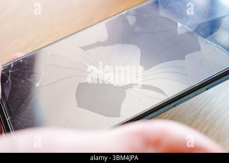 Nahaufnahme eines kaputten Handybildschirms Stockfoto