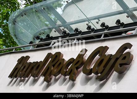 Berlin, Deutschland. Juni 2025. Der Schriftzug des Hard Rock Cafe. Quelle: Jens Kalaene/dpa/Alamy Live News Stockfoto
