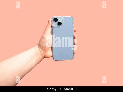 Smartphone mit transparenter Smartphone-Hülle in der Hand, die moderne Ästhetik und Funktionalität zum Schutz und zur Stiloptimierung unterstreicht Stockfoto