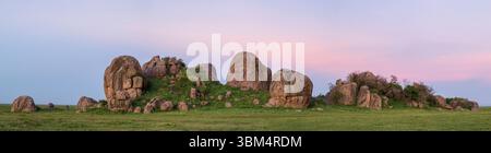 Afrika, Tansania, Serengeti Nationalpark. Panorama der Felsvorsprünge in der Ebene. Stockfoto