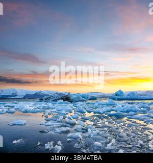 Beeindruckende Landschaft mit schwimmenden Eisbergen in der Gletscherlagune von Jokulsarlon bei Sonnenuntergang. Lage: Jokulsarlon Gletscherlagune, Vatnajokull Nationalpark, Stockfoto
