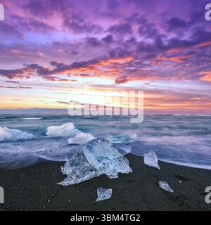 Beeindruckende Teile des Eisbergs funkeln am berühmten Diamond Beach in der Lagune von Jokulsarlon während des Sonnenuntergangs. Lage : Jokulsarlon Lagune, Diamond Beach, V Stockfoto