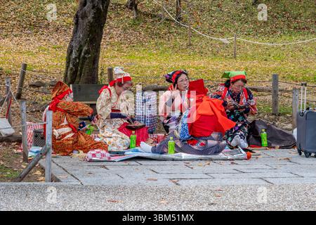 Japanische Volkstänzer essen während des Himeji Castle Festivals in Himeji, Japan. (Nur Für Redaktionelle Zwecke) Stockfoto