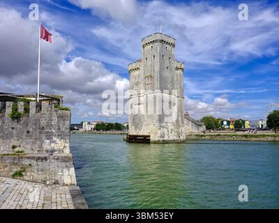 Ummauerter Eingangshafen von La Rochelle in Frankreich, Turm Saint Nicolas (Tour saint nicolas) im Zentrum. Region Nouvelle-Aquitaine, Charente-Maritime Stockfoto
