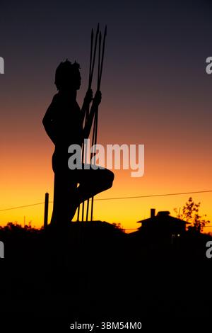 Sonnenuntergang und Silhouette der Stahlskulptur, Innamincka, Strzelecki Track, Australien. (Nur Für Redaktionelle Zwecke) Stockfoto