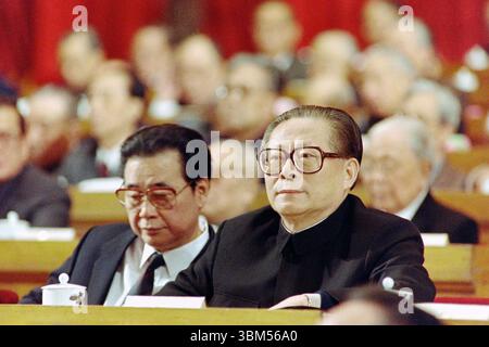Der chinesische Ministerpräsident Li Peng, links, und der Generalsekretär der Kommunistischen Partei Chinas Jiang Zemin, rechts, hören während des 13. Nationalen Volkskongresses in der Großen Halle des Volkes am 25. März 1991 in Peking, China, den Rednern zu. Stockfoto