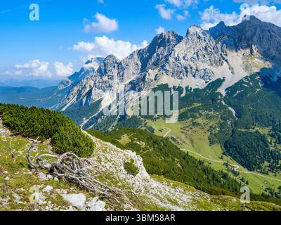 Blick vom Mt. Handschuhspitze in Richtung Mieminger Gebirge bei Ehrwald in Tirol. Mitteleuropa, Österreich, Tirol Stockfoto