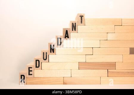 Redundanz - Würfel mit Buchstaben und Wörtern aus dem Computer, Software, Internet-Kategorie, Holzwürfel. Stockfoto