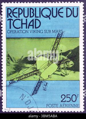 Gestempelte Briefmarke, gedruckt von Tschad, die die Operation Viking auf dem Mars fördert, um 1975. Stockfoto
