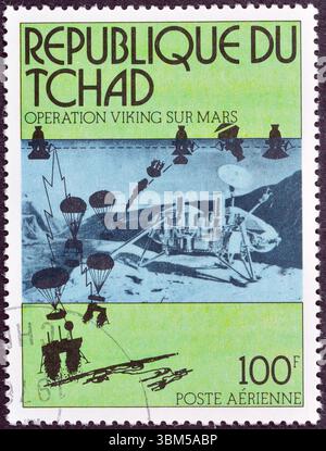 Gestempelte Briefmarke, gedruckt von Tschad, die die Operation Viking auf dem Mars fördert, um 1975. Stockfoto