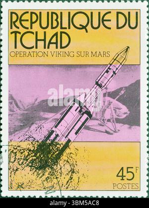 Gestempelte Briefmarke, gedruckt von Tschad, die die Operation Viking auf dem Mars fördert, um 1975. Stockfoto
