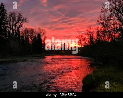 Sonnenaufgang am frühen Morgen im Herbst über dem Elbow River in Calgary Stockfoto