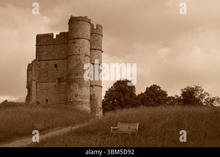 Sepia-farbene Fotografie von Donnington Castle, einer historischen Ruine mittelalterlicher Burg in der Nähe von Newbury, Berkshire, England, im Juni aufgenommen. Stockfoto