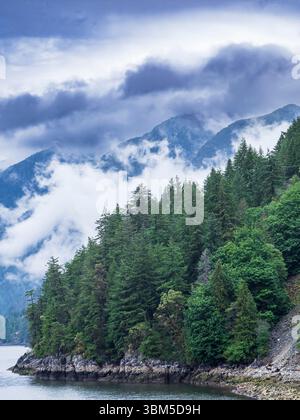 Wolken entlang der Küste, Horseshoe Bay, British Columbia, Kanada. Stockfoto