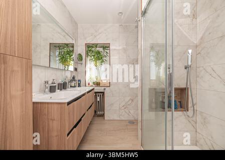 Das Wesen eines modernen Badezimmers liegt in seiner Fähigkeit, einen ruhigen und effizienten Rückzugsort zu bieten, in dem intelligentes Design mit modernster Note kombiniert wird Stockfoto