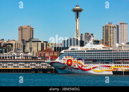 The Space Needle, Norwegian Cruise Line, Norwegian Sun and Seattle Waterfront, Washington State, USA. (Nur Für Redaktionelle Zwecke) Stockfoto
