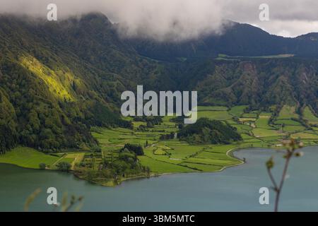 Blick auf die Landschaft auf die Lagoa das Sete Cidades (Lagoa das Sete Cidades). Insel São Miguel, Azoren Portugal Stockfoto