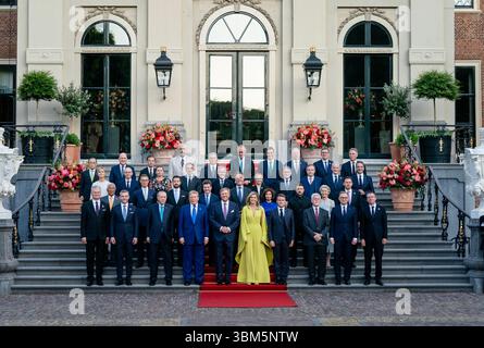 Den Haag, Niederlande. Juni 2025. NATO-Familienfoto beim gesellschaftlichen Abendessen, das seine Majestät König Willem-Alexander und Ihre Majestät Königin Maxima auf dem NATO-Gipfel 2025 in den Haag, Niederlande, am Dienstag, den 24. Juni 2025 veranstaltet haben. Foto: NATO/UPI Credit: UPI/Alamy Live News Stockfoto