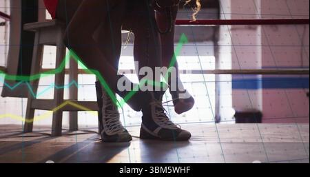 Schnürsenkel mit High-Top-Boxschuhen, Boxer in sportlichen Shorts in der Hocke auf der Ringplattform, mit Grafiken. Sportler, Sportbekleidung, Fitness, Training, minimalistisch Stockfoto