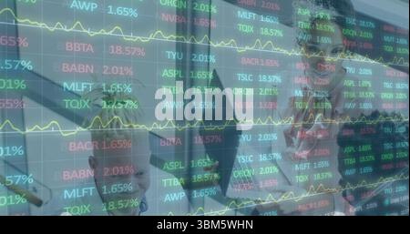 Anzeige transparenter Börsenticker, die Marktdaten auf der Handelshalle mit Analysten in Anzügen durchlaufen. Finanzen, Technologie, modern, Unternehmen, Finanzen, Stockfoto