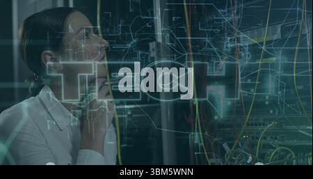 Stehende Netzwerkingenieurin, die Racks und Kabel im Serverraum überprüft, TECHNISCHE Overlay und Kopierraum. Technologie, Rechenzentrum, Cybersicherheit, Connectiv Stockfoto