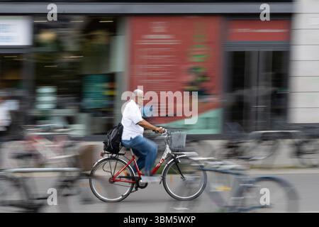 Berlin, Berlin, Deutschland. Juni 2025. Ein Mann fährt mit dem Fahrrad durch die Berliner Innenstadt. (Kreditbild: © Matias Basualdo/ZUMA Press Wire) NUR REDAKTIONELLE VERWENDUNG! Nicht für kommerzielle ZWECKE! Stockfoto