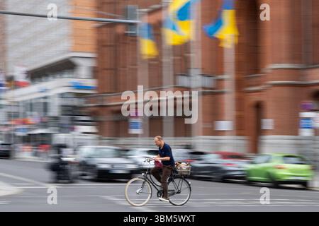 Berlin, Berlin, Deutschland. Juni 2025. Ein Mann fährt mit dem Fahrrad durch die Berliner Innenstadt. (Kreditbild: © Matias Basualdo/ZUMA Press Wire) NUR REDAKTIONELLE VERWENDUNG! Nicht für kommerzielle ZWECKE! Stockfoto